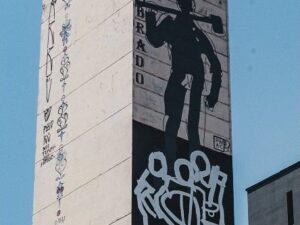 A obra, que pode ser vista da praça Raul Soares, foi realizada no Circuito Urbano de Arte (CURA) 2025