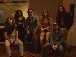 Banda recria hits da série e do livro com figurino de época em show único