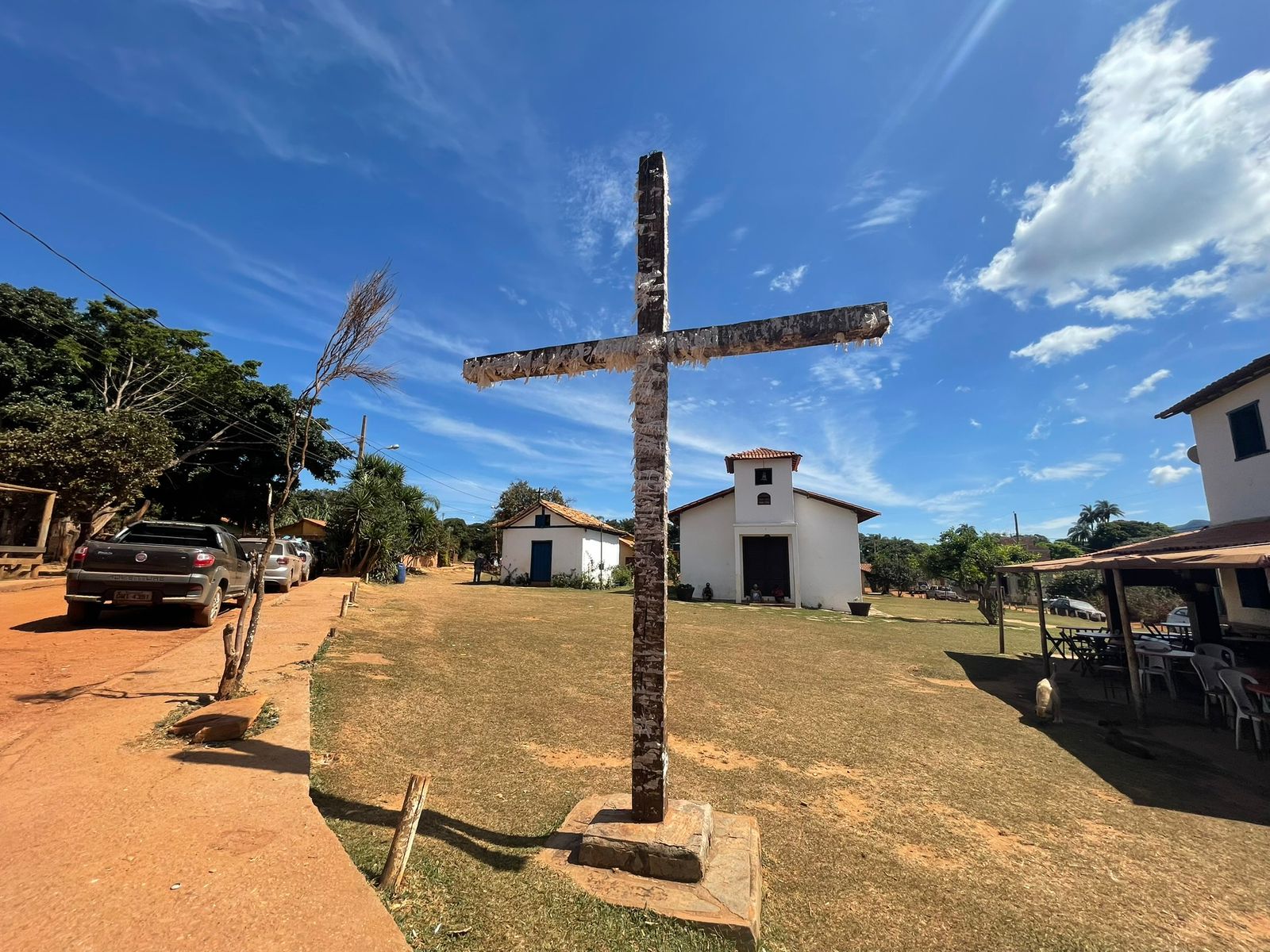 Cruz com casas ao fundo - (foto: Yaya Souza)
