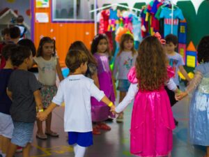 Crianças exploram brinquedos, se divertem em parques e assistem a shows, vivendo um mês de cultura, lazer e aprendizado em Belo Horizonte