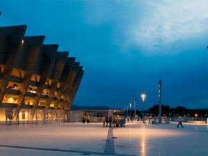 Participantes aproveitam a chance única de correr dentro do Mineirão, em um dia de celebração com música, gastronomia e atividades para toda a família