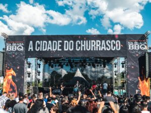 No palco, tem a banda Saideira, 100% Charlie Brown, Castelli & Thiago, além de roda de viola e Texas Radio