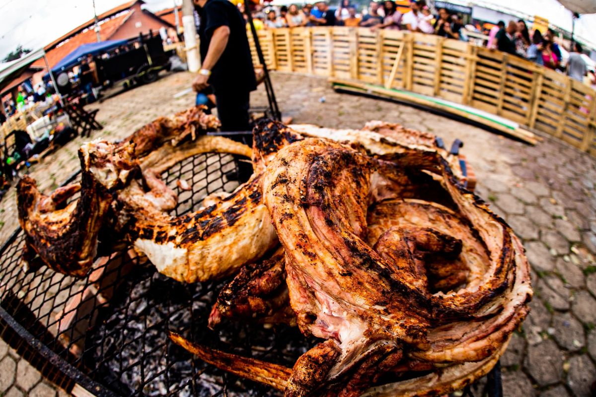 Haverá gastronomia dos quatro cantos do mundo, a começar a parrilha clássica argentina e joelho de porco e salsichão - (foto: Tulio Barros)