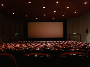 Estudantes poderão participar do aulão preparatório para o Enem 2025 em BH, com aulas presenciais em cinemas e transmissão online