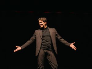 Rafael Infante retorna aos palcos em BH com o espetáculo “Terapia Infernal”, que mistura humor, música e reflexões sobre os dilemas humanos