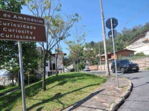 Na Rua do Amendoim, em BH, carros parecem subir sozinhos
