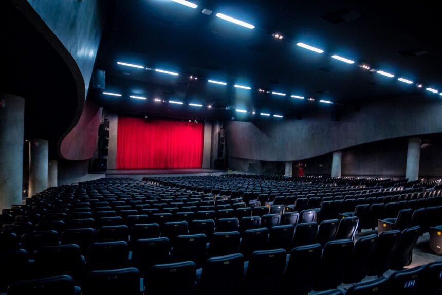 Imagem mostra teatro.