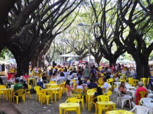Feira Tom Jobim combina gastronomia e antiguidades aos sábados