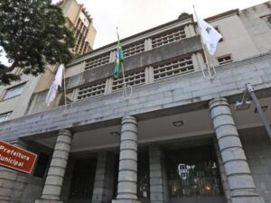 Imagem mostra fachada do prédio da Prefeitura de BH.