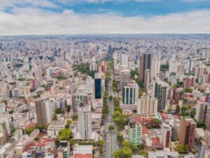 Imagem mostra vista aérea de Belo Horizonte com vários prédios.