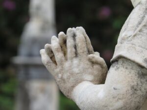 Arte cemiterial chama a atenção na necrópole