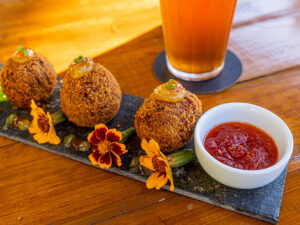Bolinhos de leitoa com azedinhos de limão, do Botequim Sapucaí, são algumas das iguarias que integram o festival
