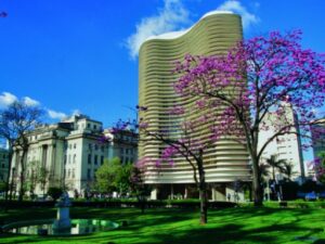Imagem mostra Edifício Niemeyer em BH. Prédio caracterizado pelas suas curvas.