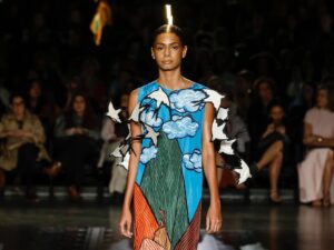 Em referência ao minério abundante em Minas, tons terrosos e metálicos prevalecem nas peças da coleção