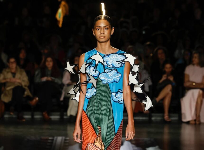 Em referência ao minério abundante em Minas, tons terrosos e metálicos prevalecem nas peças da coleção