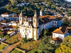 Imagem mostra vista panorâmica da cidade de Ouro Preto, com destaque para a Igreja.