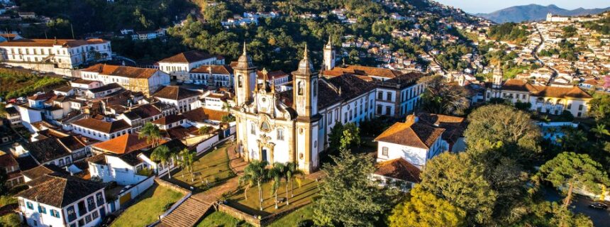 Imagem mostra vista panorâmica da cidade de Ouro Preto, com destaque para a Igreja.