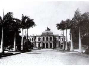 Foto antiga mostra Palácio e Praça da Liberdade.