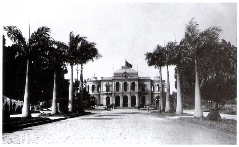 Foto antiga mostra Palácio e Praça da Liberdade.