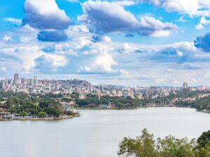 Piscinas, áreas verdes, sorveterias e espaços ao ar livre estão entre as opções para aliviar o calor e aproveitar os dias quentes na capital