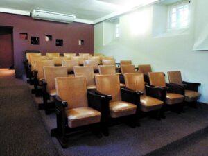 Sala guarda projetores de 1948 fabricados em Chicago e adquiridos por Juscelino Kubitschek