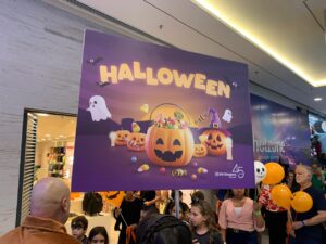 Crianças participam de circuito temático de Halloween no BH Shopping