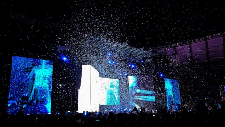 Fitas e papéis coloridos caem sobre o Mineirão durante a estreia da “Loom World Tour” do Imagine Dragons em Belo Horizonte