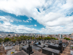 Imagem mostra cemitério com diversas lápides.