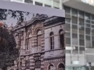 Imagem mostra uma mão segurando a foto do antigo Cine Odeon.