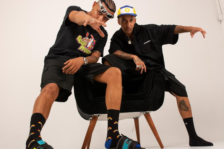 dois artistas posando em foto