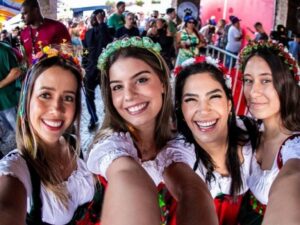 Imagem mostra quatro mulheres com roupas típicas da Alemanha.