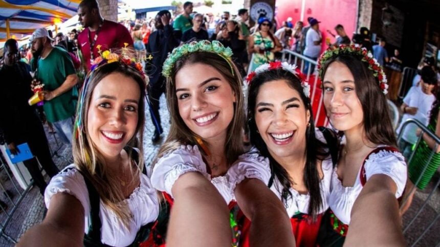 Imagem mostra quatro mulheres com roupas típicas da Alemanha.