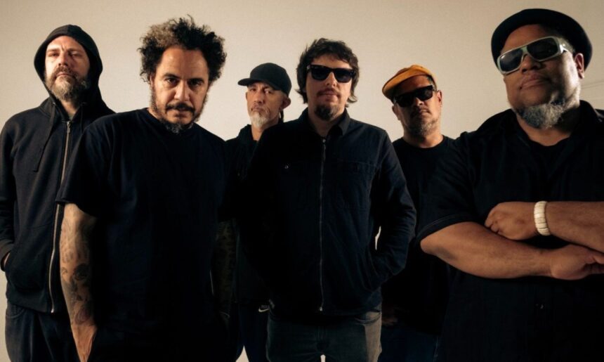 Imagem mostra banda Planet Hemp com 6 integrantes. Todos com roupas pretas.