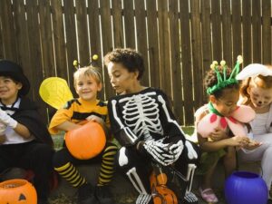 Imagem mostra crianças fantasiadas de Halloween.