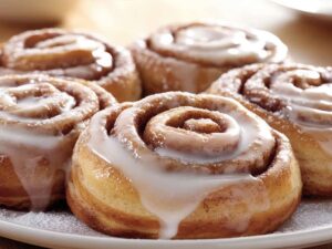 Imagem mostra o doce cinnamon roll.