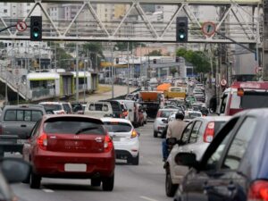 Imagem mostra trânsito em BH congestionado.