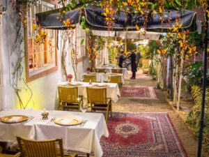 Imagem mostra várias mesas em um ambiente gastronômico inspirado nas cidades barrocas de Minas Gerais.