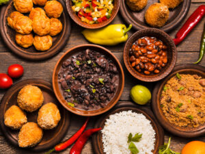 pratos de comida sobre mesa