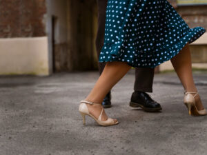 pés de casal dançando