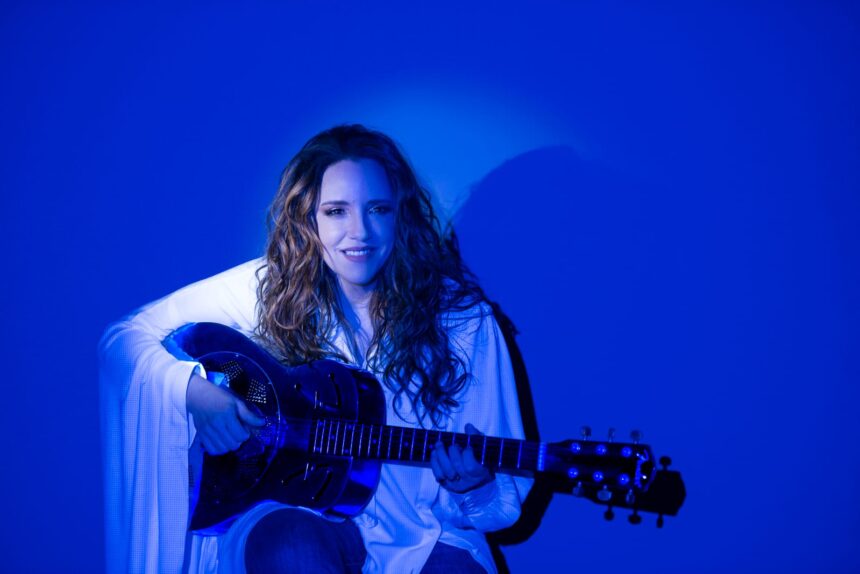 No palco, Ana Carolina celebra 25 anos de música em um show que mistura emoção, teatro e sucessos que marcaram gerações