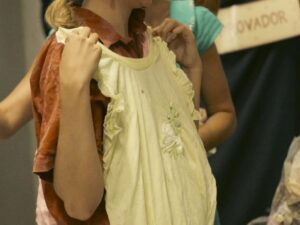 Roupas, acessórios, cosméticos, alimentos e itens de decoração são alguns dos produtos comercializados na feira