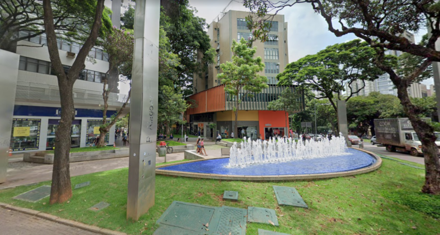 Nome oficial da Praça da Savassi é Diogo de Vasconcellos; até 1942, ela se chamava Treze de Maio