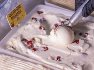 Sorvete de queijo com goiabada.