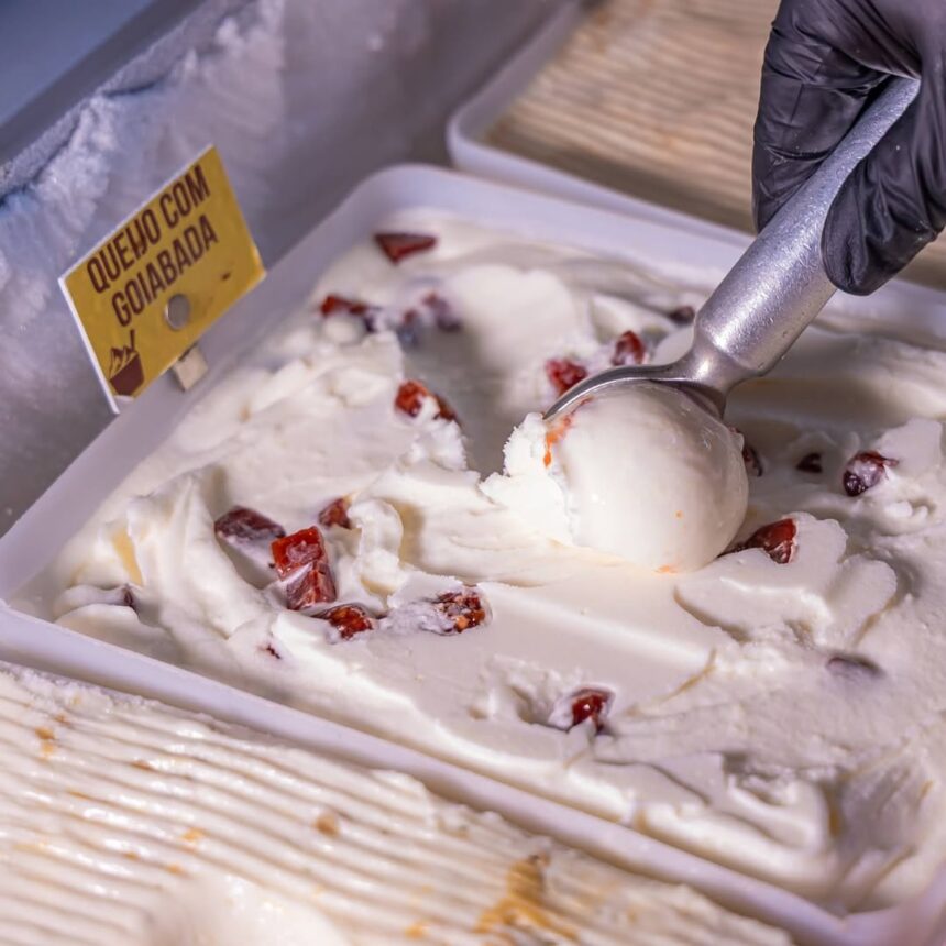 Sorvete de queijo com goiabada.
