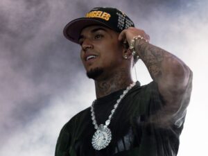 Veigh apresenta a “EVOM Tour”, espetáculo que mistura música, performance e estética imersiva