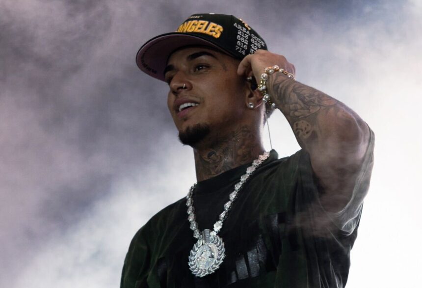 Veigh apresenta a “EVOM Tour”, espetáculo que mistura música, performance e estética imersiva