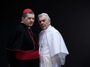 Dois Papas” convida o público de Belo Horizonte a refletir sobre fé e poder neste final de semana