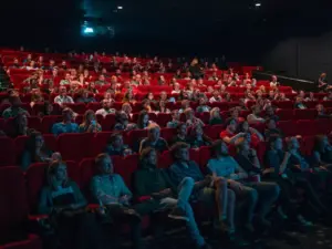 Várias pessoas em uma sala de cinema.