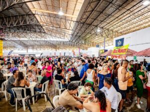 Público acompanha apresentação da banda Na Esquina do Clube durante homenagem a Lô Borges e ao Clube da Esquina no Mercado de Origem, em Santa Tereza