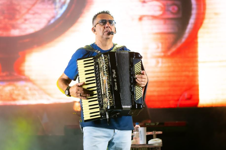 Músico tocando sanfona